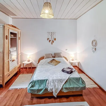 5 Bedroom Gorgeous In Sainte-marthe *
