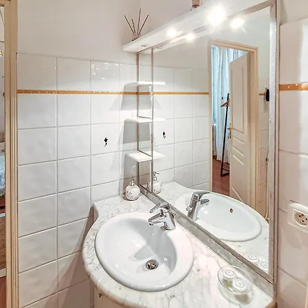 5 Bedroom Gorgeous In Sainte-marthe Sainte-Marthe (Lot-et-Garonne)
