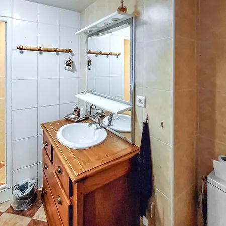 5 Bedroom Gorgeous In Sainte-marthe Ferienhaus